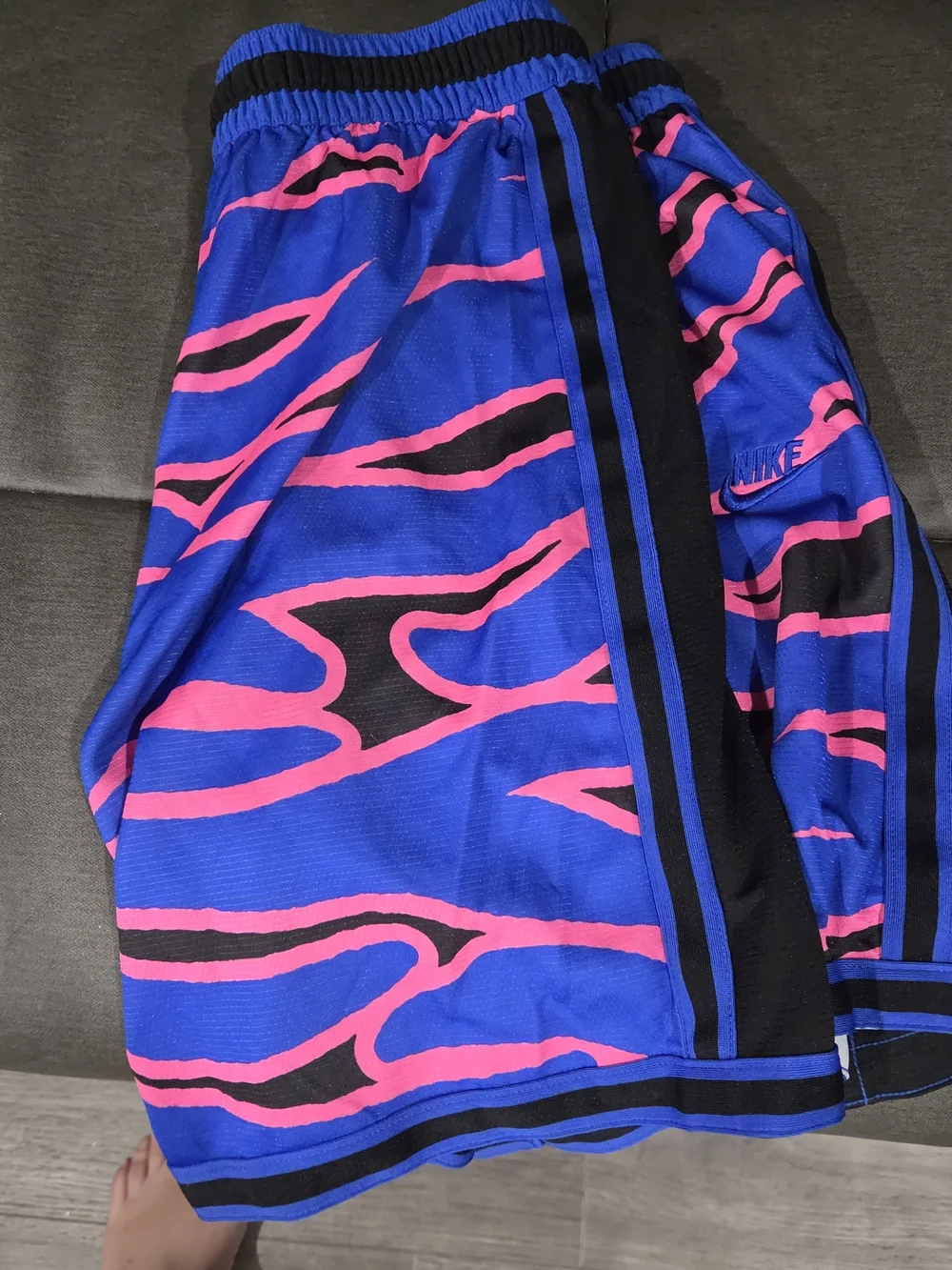 Nike Hoops Blue, Black, & Pink Graphic Basketball Shorts With Side Pockets XL